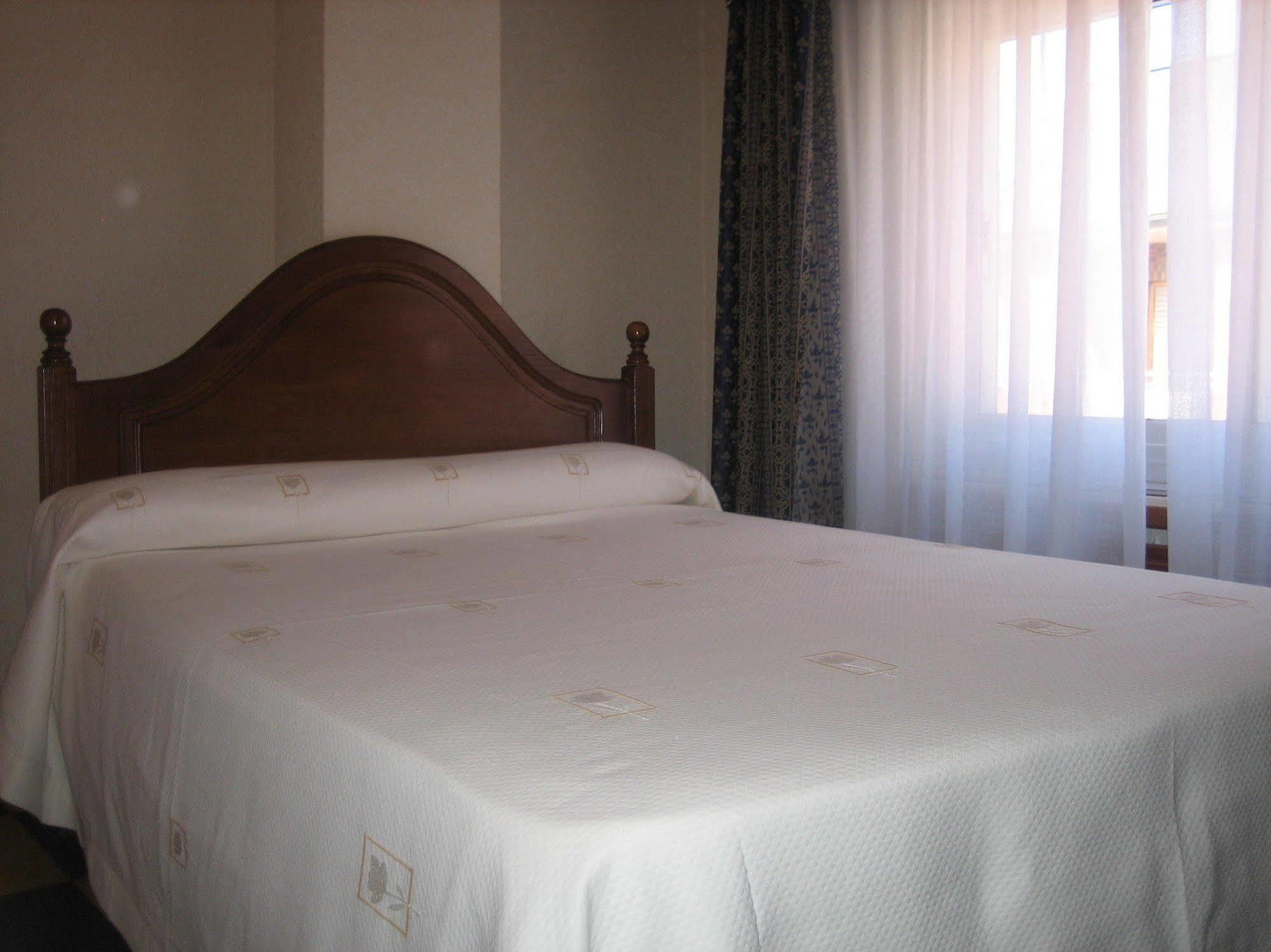 Hostal Restaurante La Trucha Benavente Extérieur photo